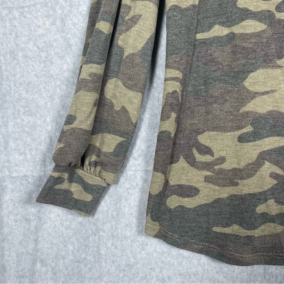 First Love Women’s Small Green Camo VNeck Slouchy Oversized Long Sleeve TShirt - Picture 3 of 7